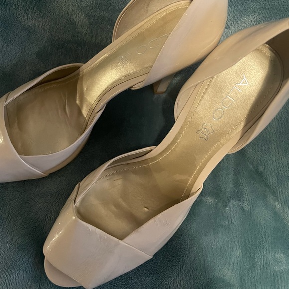 Aldo size 10 champagne peek-a-boo heels - Picture 3 of 3